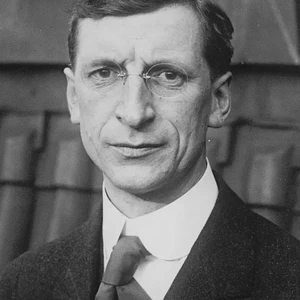 Eamon De Valera orders the American flag flown in Dublin