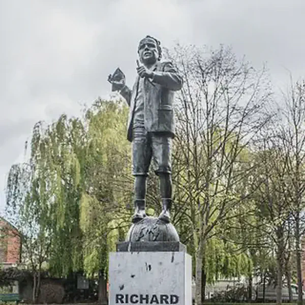 /images/tich/Richard_Crosbie_statue_Ranelagh_Gardens_(Dublin).webp